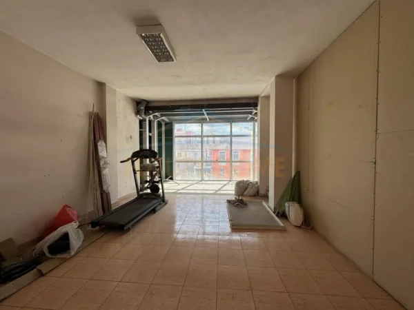 Tirane, jepet me qera ambjent biznesi Kati 2, 250 m² 1.800 € (KINOSTUDIO)