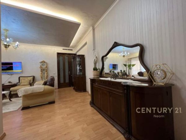 Tirane, jepet me qera apartament 3+1+A+BLK Kati 4, 162 m² 1.500 Euro (Pazari i ri)