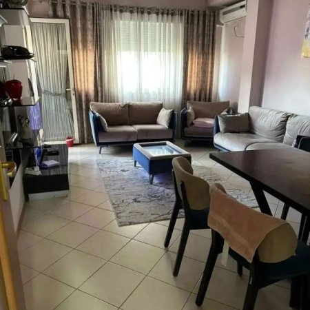 Tirane, jepet me qera apartament 3+1 Kati 3, 100 m² 600 Euro (Qendra Kristal)