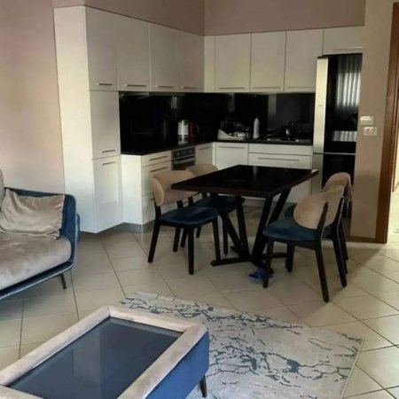 Tirane, jepet me qera apartament 3+1 Kati 3, 100 m² 600 Euro (Qendra Kristal)