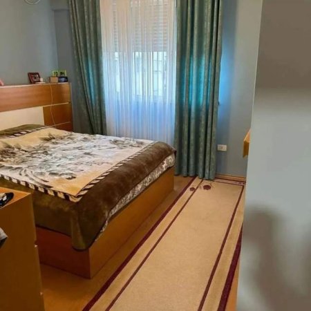 Tirane, jepet me qera apartament 3+1 Kati 3, 100 m² 600 Euro (Qendra Kristal)