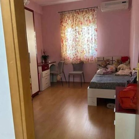 Tirane, jepet me qera apartament 3+1 Kati 3, 100 m² 600 Euro (Qendra Kristal)