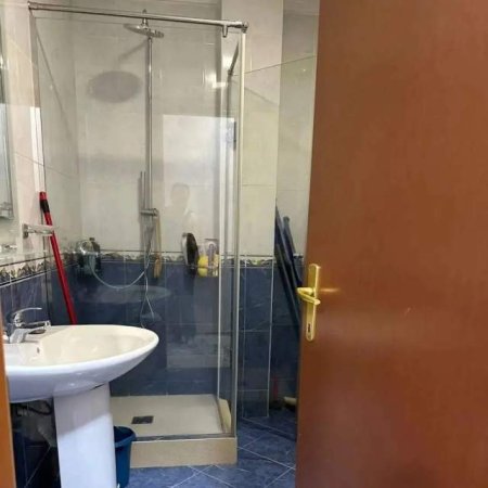 Tirane, jepet me qera apartament 3+1 Kati 3, 100 m² 600 Euro (Qendra Kristal)