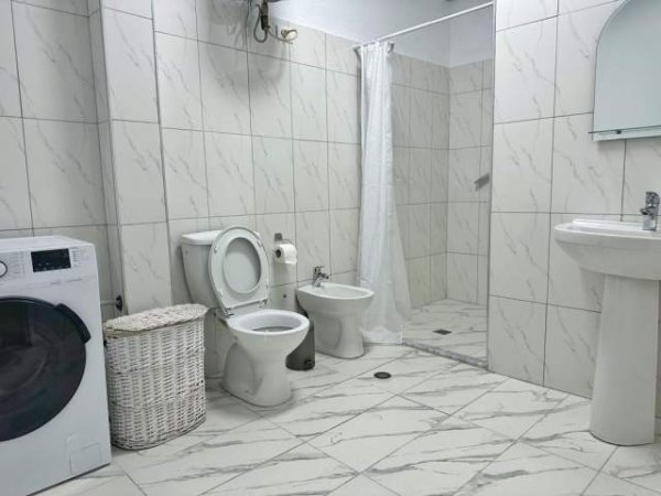Tirane, jepet me qera apartament 2+1 Kati 2, 90 m² 45.000 Leke (Rruga Besa)