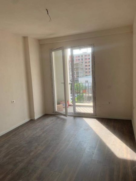 Tirane, jepet me qera apartament 1+1+BLK Kati 2, 70 m² 300 Euro (ngjitur me pisten e helikopterave)
