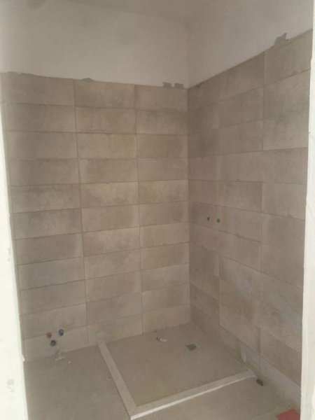 Tirane, jepet me qera apartament 1+1+BLK Kati 2, 70 m² 300 Euro (ngjitur me pisten e helikopterave)