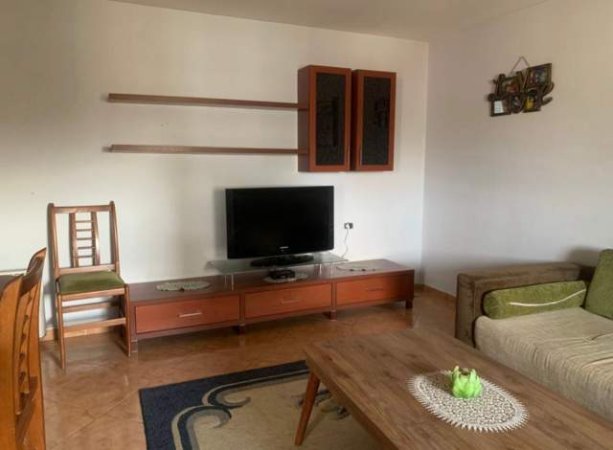 Tirane, jepet me qera apartament 2+1+BLK Kati 4, 80 m² 450 Euro (pallati i telebingos)