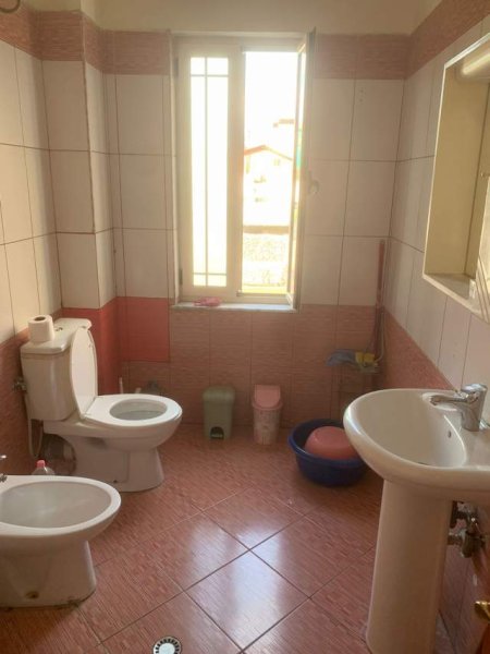 Tirane, jepet me qera apartament 1+1 Kati 3, 60 m² 38.000 Leke (Vasil Shanto)