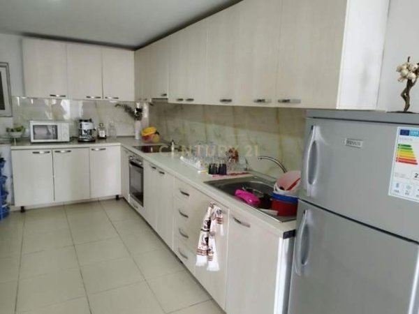 Tirane, jepet me qera apartament 2+1+BLK 100 m² 300 Euro (rruga Todi Shkurti prane Grandit, Tregu Elektrik)
