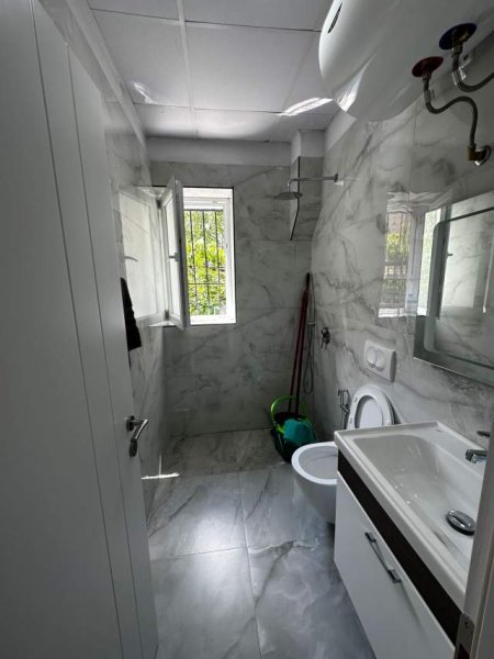Tirane, jepet me qera apartament 1+1+BLK Kati 1, 65 m² 500 Euro (Rruga Kavajes)