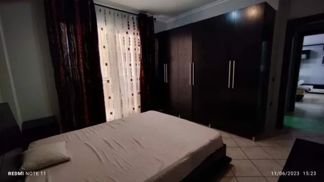 Tirane, jepet me qera apartament, prane bllokut, 90 m2, 1+1+1 studio +2 BLK, Kati 5, cmimi 700 Euro/muaj (Sheshi Wilson)