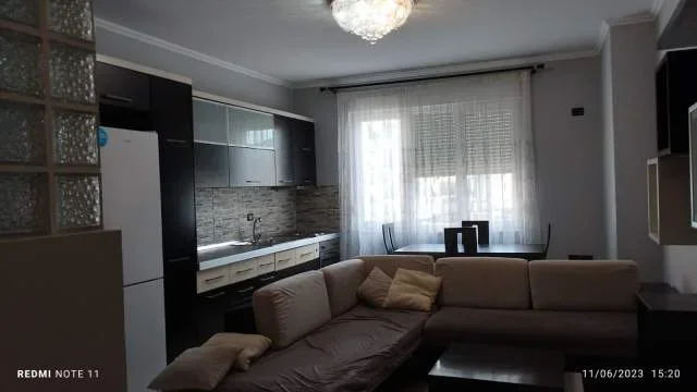 Tirane, jepet me qera apartament, prane bllokut, 90 m2, 1+1+1 studio +2 BLK, Kati 5, cmimi 700 Euro/muaj (Sheshi Wilson)