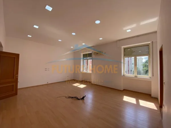 Tirane, jepet me qera ambjent biznesi Kati 0, 1.358 m² 28.000 € (BLLOKU)