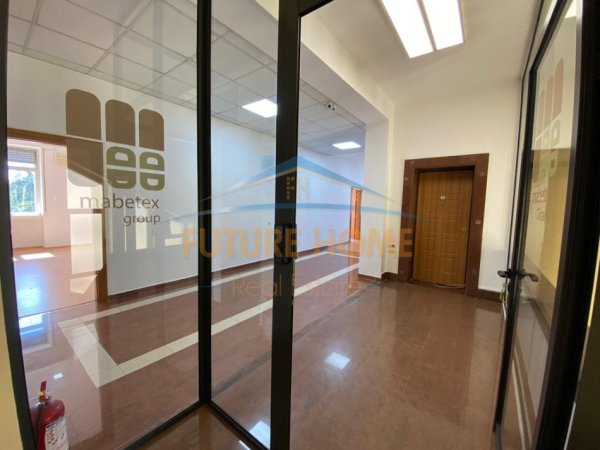 Tirane, jepet me qera ambjent biznesi Kati 0, 1.358 m² 28.000 € (BLLOKU)