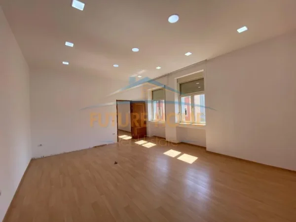 Tirane, jepet me qera ambjent biznesi Kati 0, 1.358 m² 28.000 € (BLLOKU)