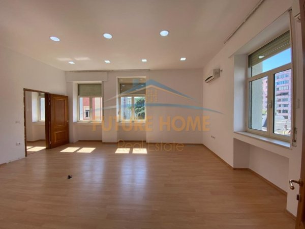 Tirane, jepet me qera ambjent biznesi Kati 0, 1.358 m² 28.000 € (BLLOKU)
