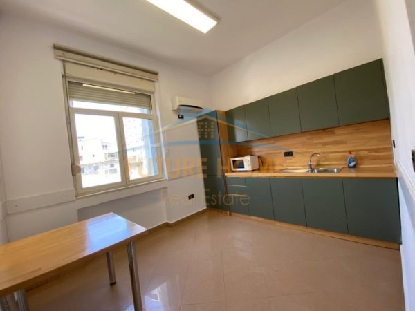 Tirane, jepet me qera ambjent biznesi Kati 0, 1.358 m² 28.000 € (BLLOKU)