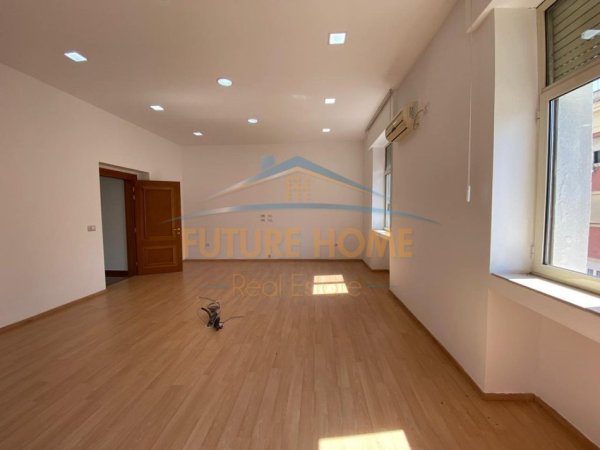 Tirane, jepet me qera ambjent biznesi Kati 0, 1.358 m² 28.000 € (BLLOKU)
