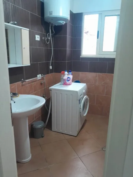 Tirane, jepet me qera apartament 1+1+Ballkon Kati 3, 75 m² 370 € (Kompleksi Tom Doshi)