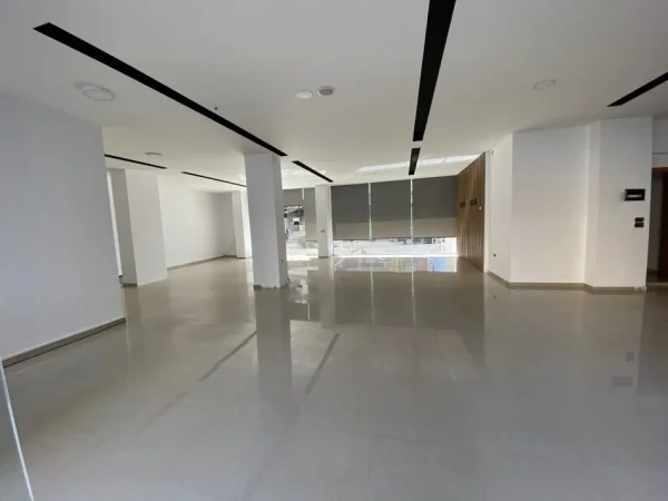 jepet me qera dyqan 200m2 kati 1 astir , 1.000 €