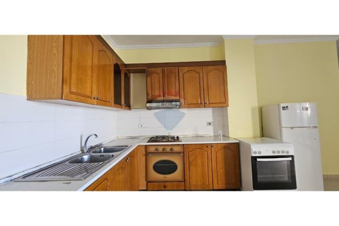 Tirane, jepet me qera 2+1 , 