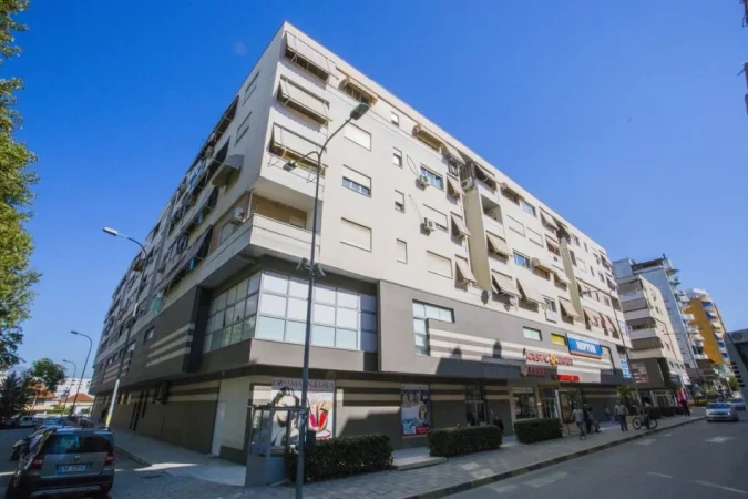 Tirane, jepet me qera ambient biznesi Kati 2, 140 m² 1.200 € (tek Kristal Center)