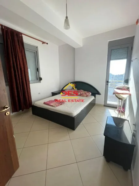 Vlore, jepet me qera apartament 2+1+Ballkon Kati 10, 125 m² 350 € (Rruga Dush Strati)