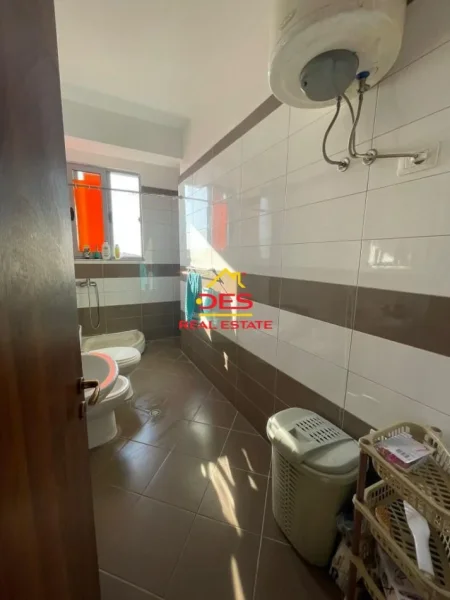 Vlore, jepet me qera apartament 2+1+Ballkon Kati 10, 125 m² 350 € (Rruga Dush Strati)