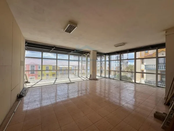 Tirane, jepet me qera zyre Kati 2, 250 m² 1.800 € (Kinostudio)