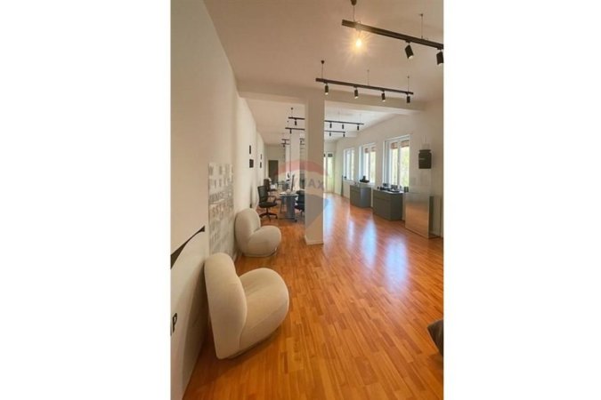 Tirane, jepet me qera ambjent biznesi Kati 3, 73 m² 800 € (bllok)