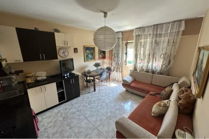 Apartament 2+1 në Qendër, përballë Bankës