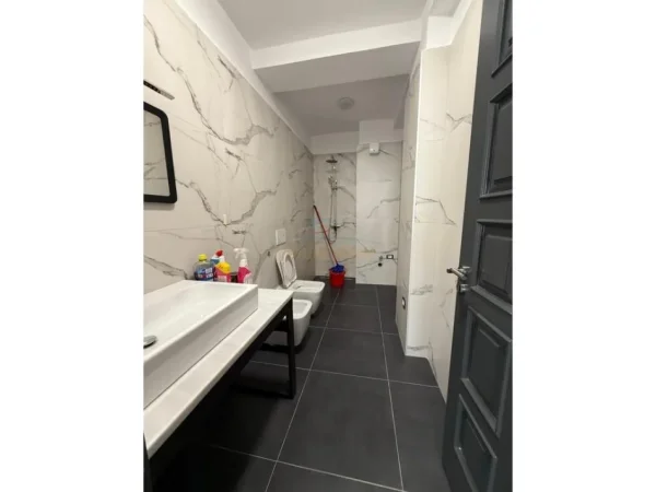 Tirane, jepet me qera apartament 2+1+Ballkon Kati 8, 112 m² 850 € (Komuna E Parisit)