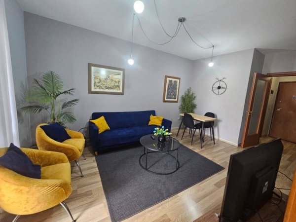 Tirane, jepet me qera apartament 1+1+Ballkon Kati 3, 73 m² (pazari i ri)