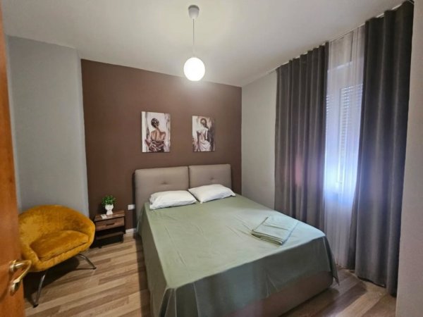 Tirane, jepet me qera apartament 1+1+Ballkon Kati 3, 73 m² (pazari i ri)