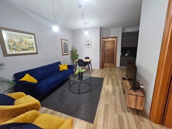 Tirane, jepet me qera apartament 1+1+Ballkon Kati 3, 73 m² (pazari i ri)