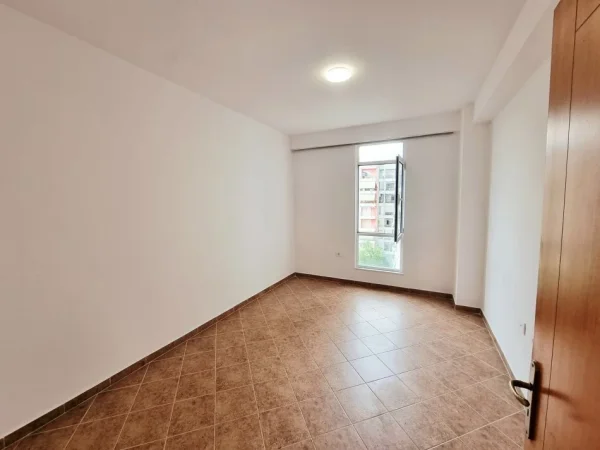 Tirane, jepet me qera apartament 2+1 Kati 5, 100 m² 380 € 