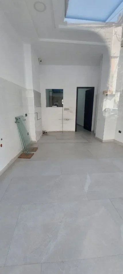 Durres, jepet me qera dyqan , 34 m² 400 € (Rruga Taulantia,Vollga)