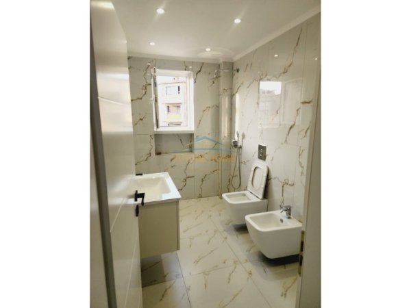 Tirane, shitet apartament 2+1+Ballkon Kati 4, 77 m² 155.000 € (Ali Dem)