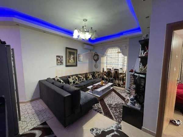 Tirane, jepet me qera apartament 2+1+Ballkon Kati 5, 81 m² 550 € (Yzberisht)  UNA58130