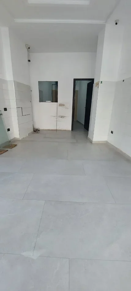 Durres, jepet me qera dyqan Kati 0, 400 € (RRUGA TAULANTIA)