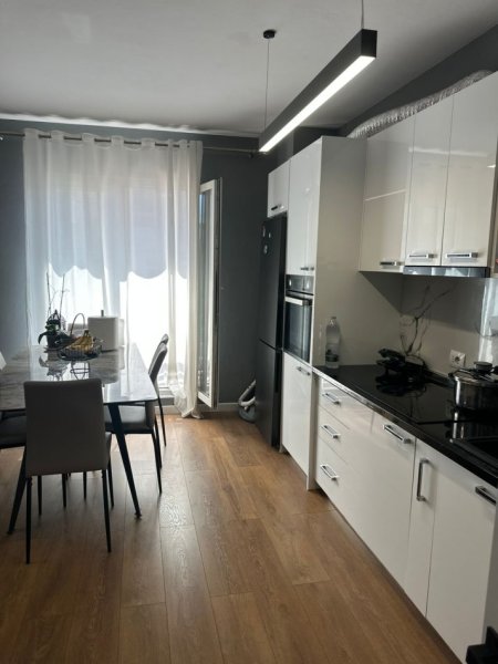 Tirane, jepet me qera apartament 2+1+Ballkon Kati 6, 90 m² 800 € (JORDAN MISJA)