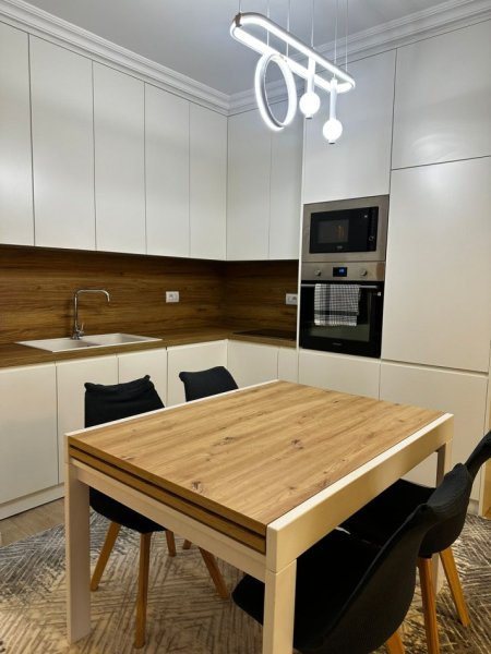 Tirane, jepet me qera apartament 2+1+Ballkon , 1.000 € 