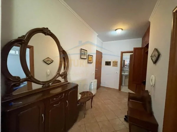 Tirane, jepet me qera apartament 3+1+Ballkon Kati 5, 840 € (Komuna e Parisit)