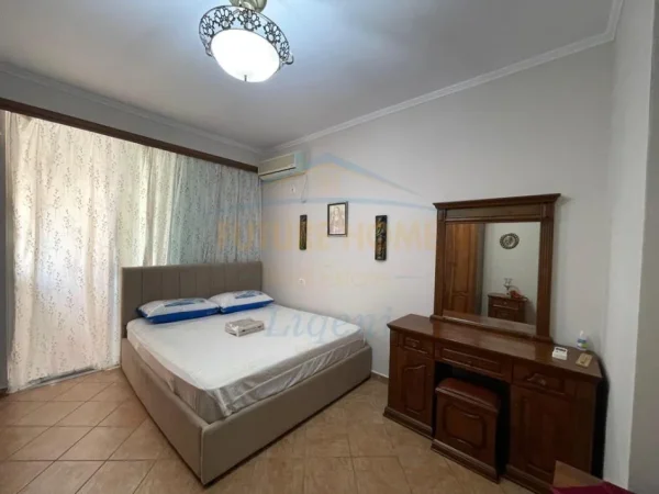 Tirane, jepet me qera apartament 3+1+Ballkon Kati 5, 840 € (Komuna e Parisit)