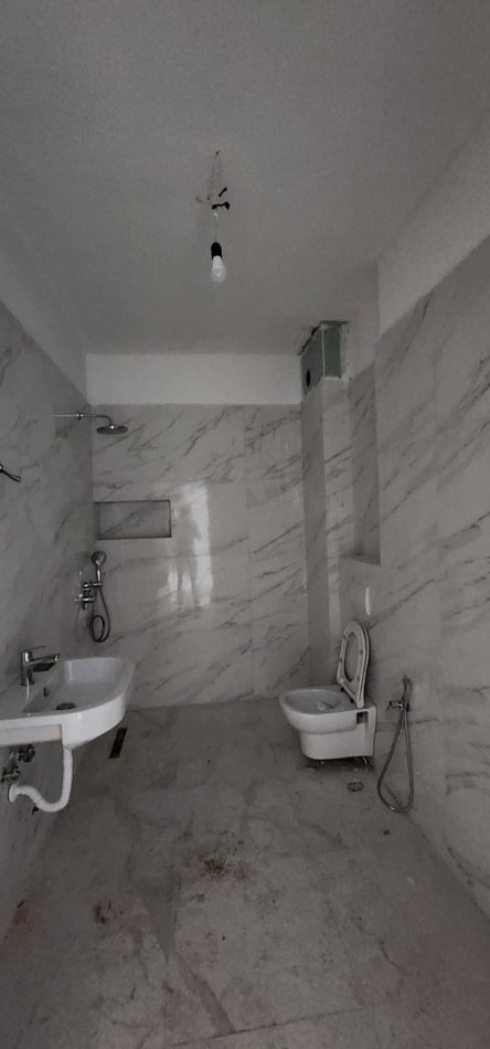 Tirane, jepet me qera zyre Kati 2, 600 € (prane Pazarit te Ri)