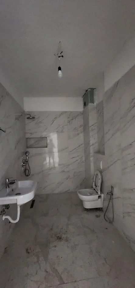 Tirane, jepet me qera zyre Kati 2, 600 € (prane Pazarit te Ri)