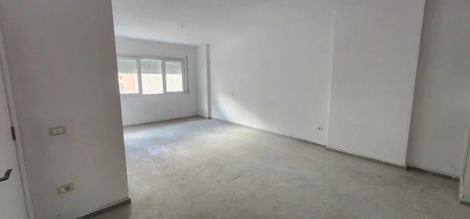 Tirane, jepet me qera zyre Kati 2, 600 € (prane Pazarit te Ri)