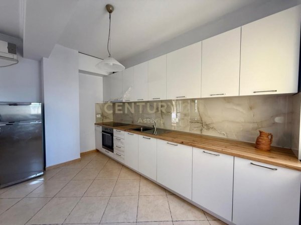 Tirane, jepet me qera apartament 2+1+Aneks+Ballkon Kati 8, 120 m² 800 € (Blloku i Ambasadave)
