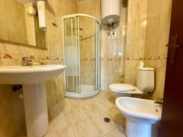 Tirane, jepet me qera apartament 2+1+Aneks+Ballkon Kati 8, 120 m² 800 € (Blloku i Ambasadave)
