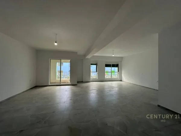 Tirane, jepet me qera ambjent biznesi Kati 0, 85 m² 700 € (Shkoze)